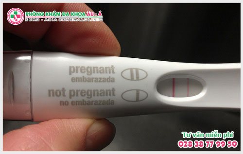 Que thử thai 1 vạch đậm 1 vạch mờ có thai hay không?
